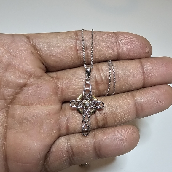 Sterling Silver 925 Celtic Cross Pendant Necklace On 18inch Chain Weighs 1 Gram - Picture 1 of 11